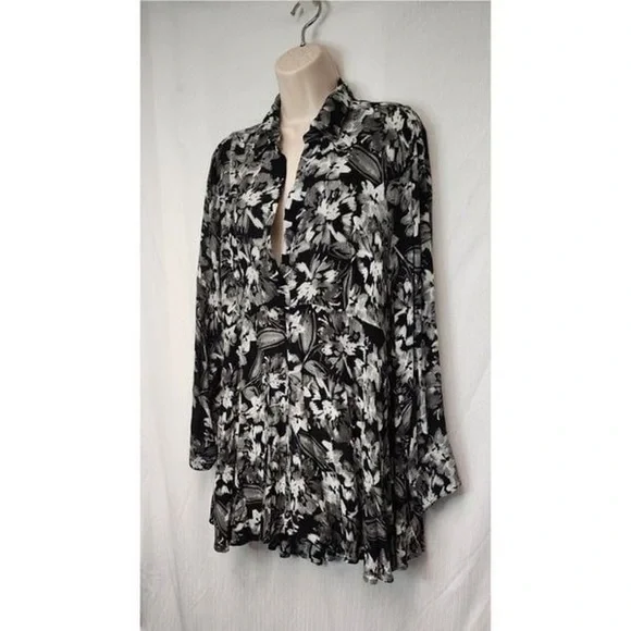 Black and White Floral Blouse - Picture 2 of 4